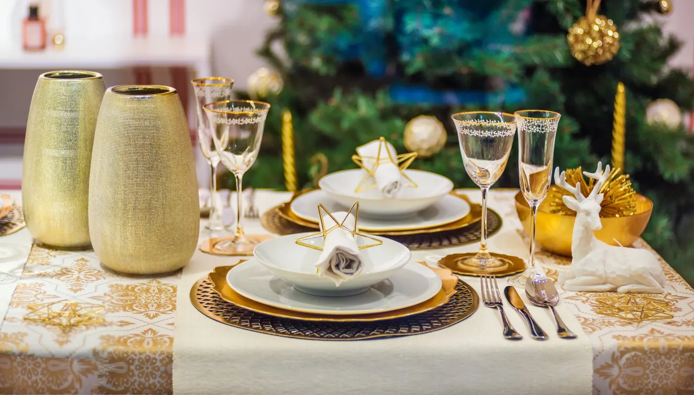 arranjo-de-mesa-dourado-com-sousplat