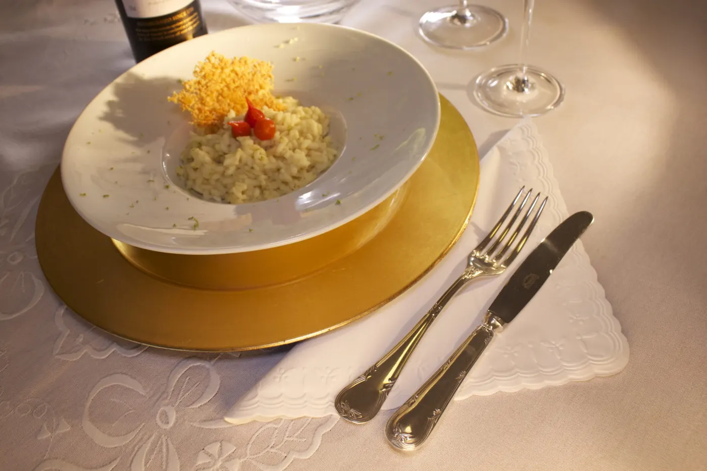 Descubra para que serve o sousplat e como usá-lo